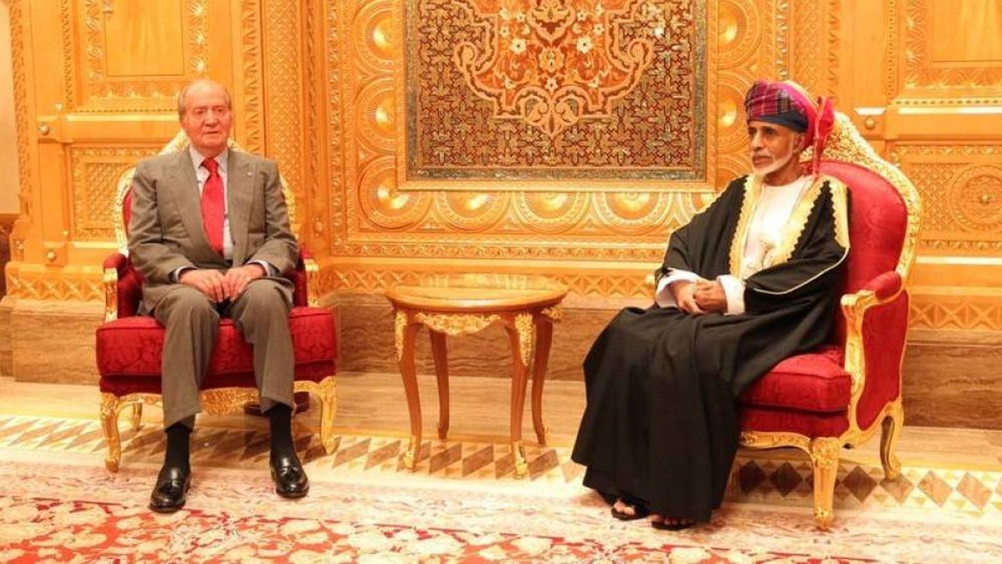 Juan Carlos I, junto al sultán de Omán, Qaabos bin Said. (Casa Real)