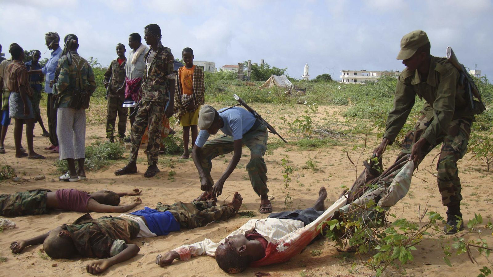 Foto: Un soldado somalí arrastra el cadáver de un miliciano de Al-Shabab abatido en el norte de Modadiscio, en junio de 2010 (Reuters). 