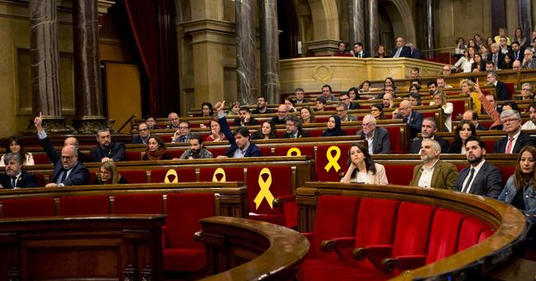 Foto: Vista del hemiciclo durante el pleno del Parlament. (EFE)