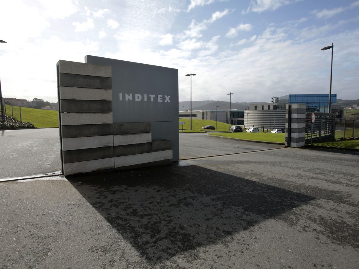 Foto: El logo de Inditex en la entrada de la sede. (Reuters)