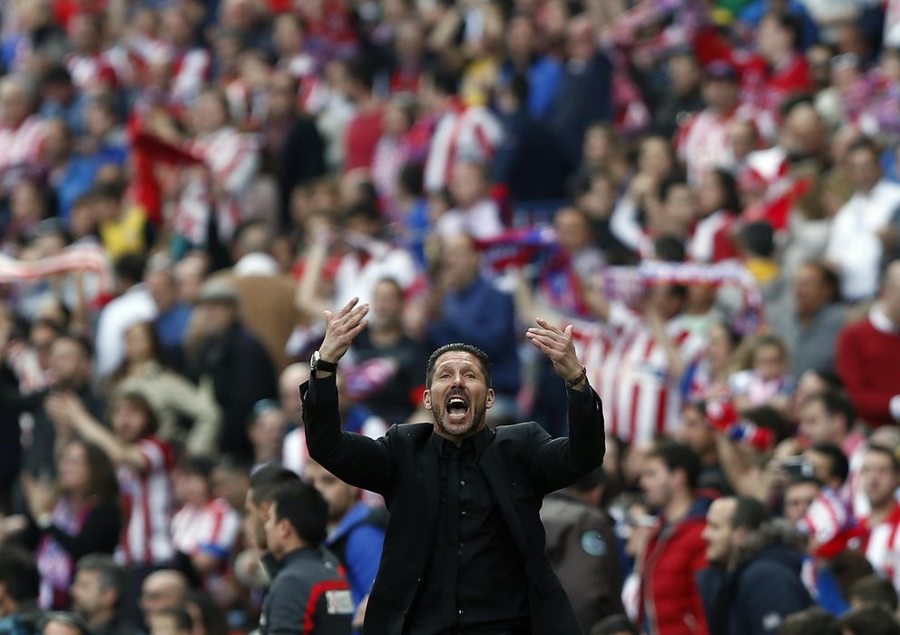 Foto: Simeone, pidiendo apoyo a la grada durante el Atlético-Villarreal (Reuters)