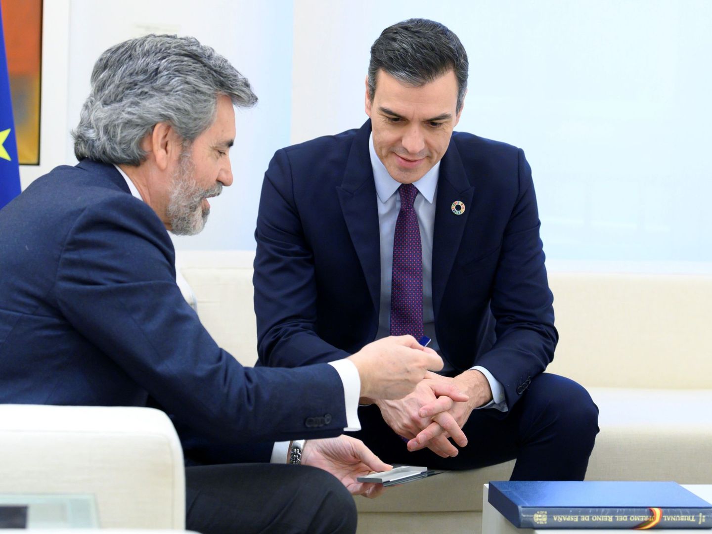 Pedro Sánchez y el presidente del CGPJ y del TS, Carlos Lesmes, el pasado 12 de febrero. (EFE)