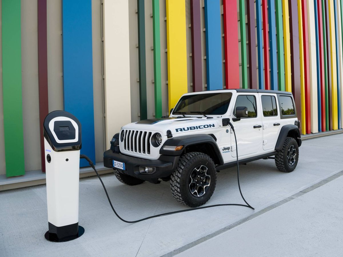 Foto: El Jeep Wrangler 4xe permite recargar su batería de 17,4 kWh en dos horas y media usando una toma de 7,4 kW.
