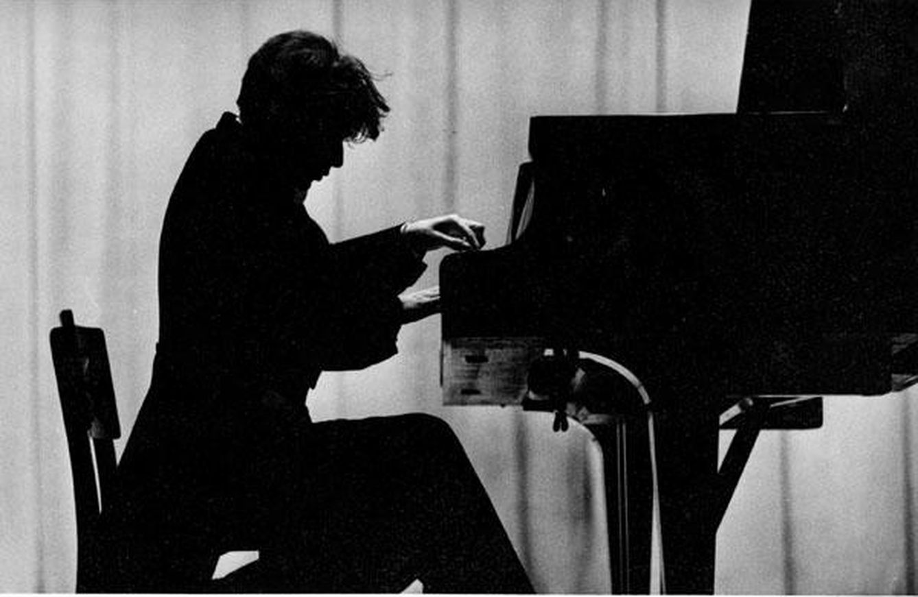 Gould al piano (Biblioteca de Canadá)