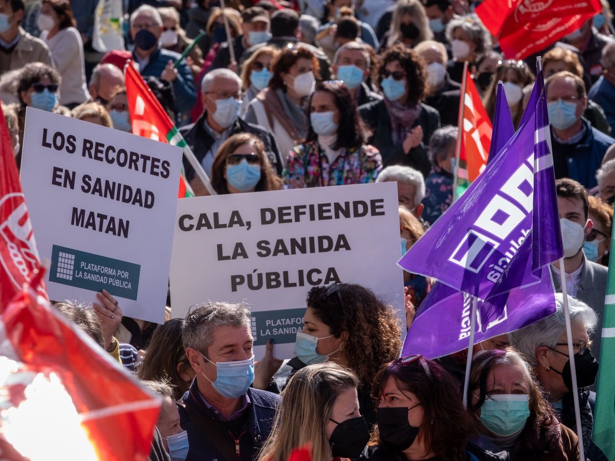 Foto: Imagen de la manifestación en Huelva en favor de la sanidad pública. (EFE)