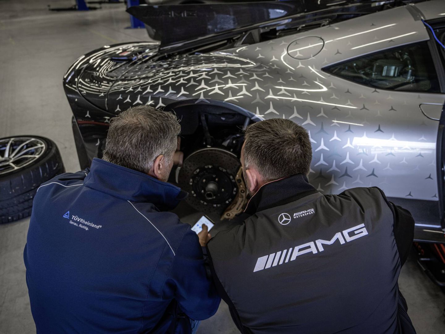 El One equipa neumáticos específicamente desarrollados por Michelin. Y discos de freno cerámicos de AMG.