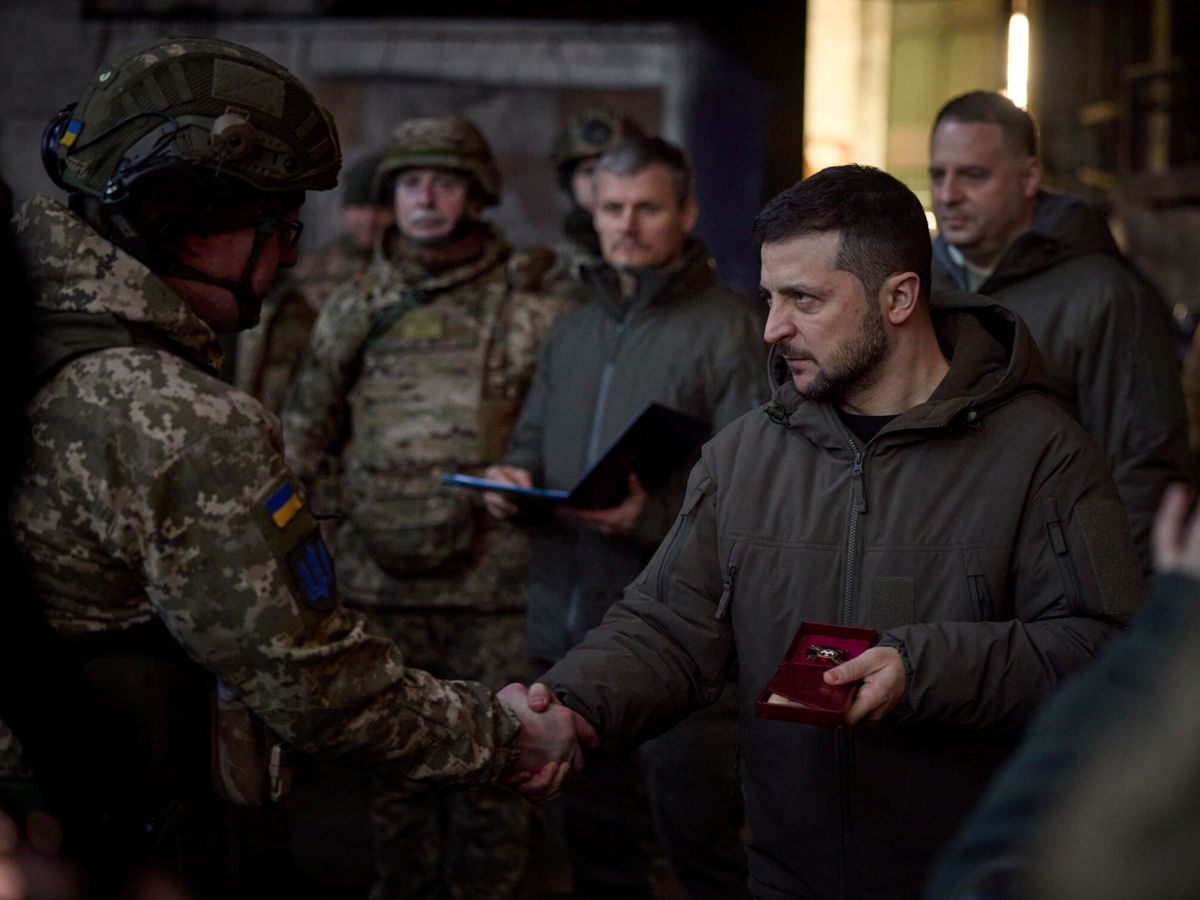 Foto: El presidente ucraniano Volodímir Zelenski, en una visita a los soldados desplegados en Bakhmut. (Servicio presidencial de Ucrania)