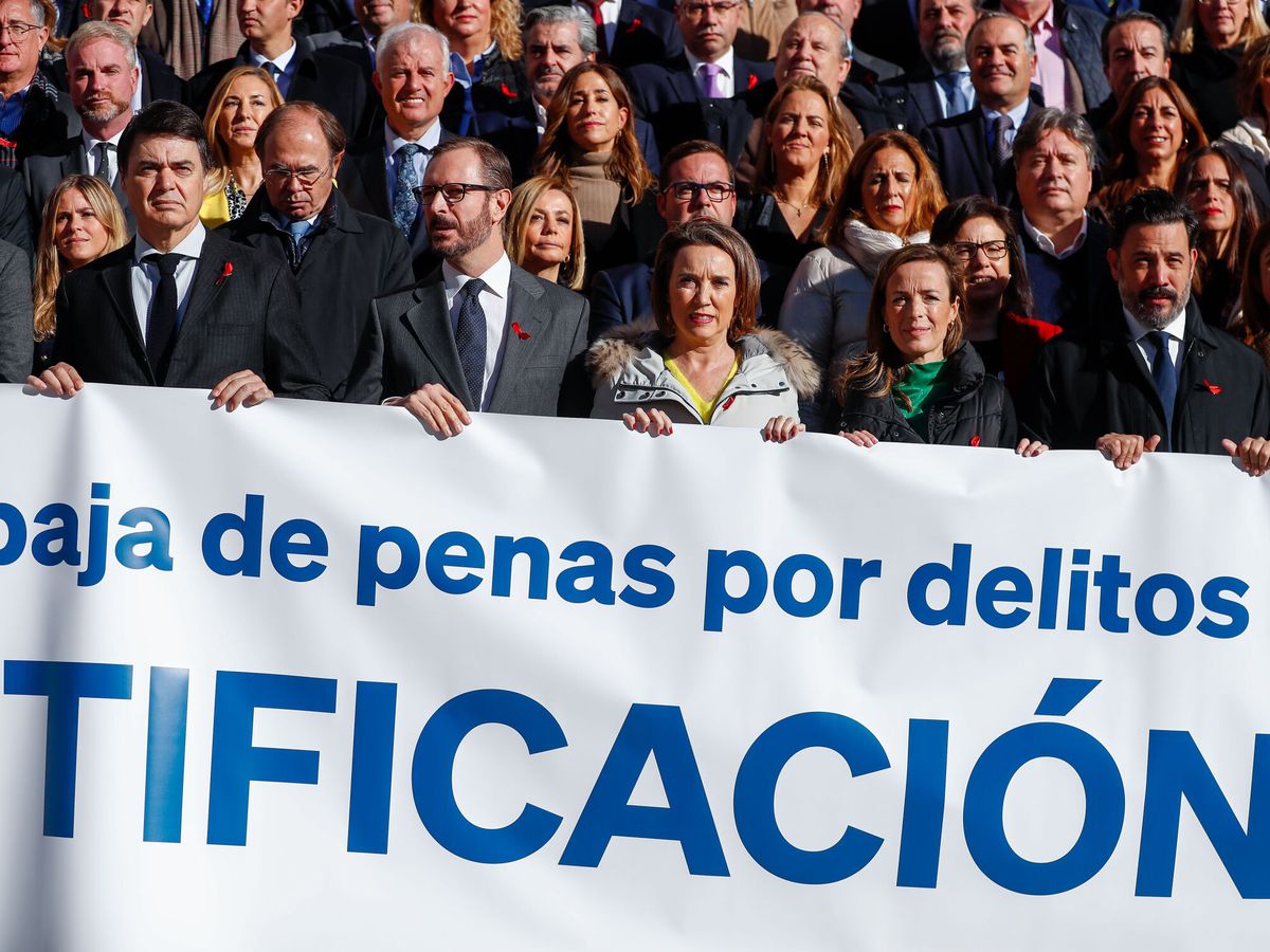 Foto: Diputados y senadores del PP en un acto contra Irene Montero y la ley del sí es sí. (EFE/Javier Lizón)