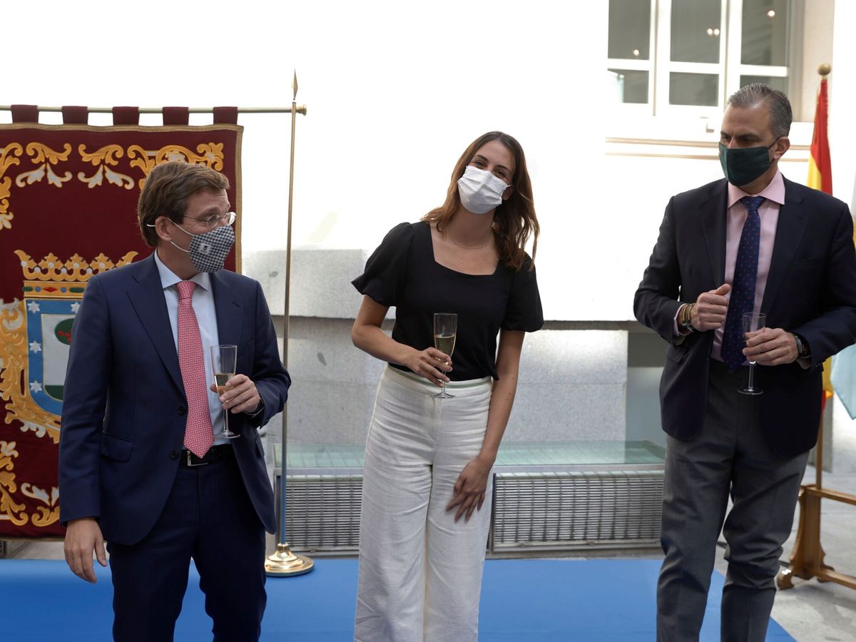 Foto: El alcalde de Madrid, José Luis Martínez-Almeida, junto a los portavoces Rita Maestre (Más Madrid) y Javier Ortega Smith (Vox). (EFE/Emilio Naranjo)