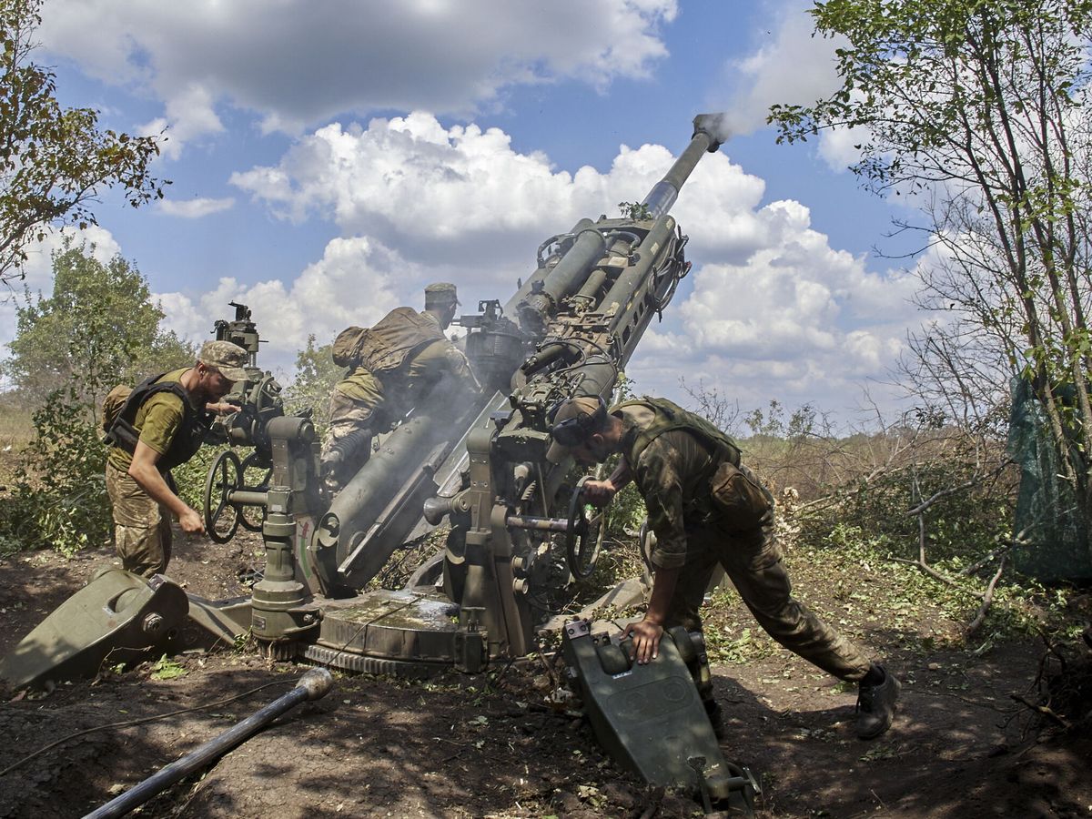 Foto: Soldados ucranianos disparan un obús M777 en Járkov. (EFE/Sergey Kozlov)