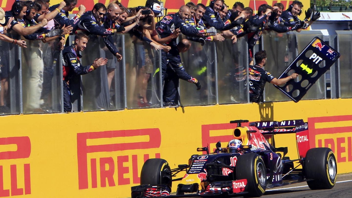 El equipo Red Bull celebrando en la meta el podio de sus coches (Reuters)
