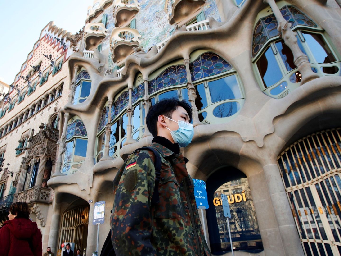 Un turista pasea por Barcelona con mascarilla. (EFE)