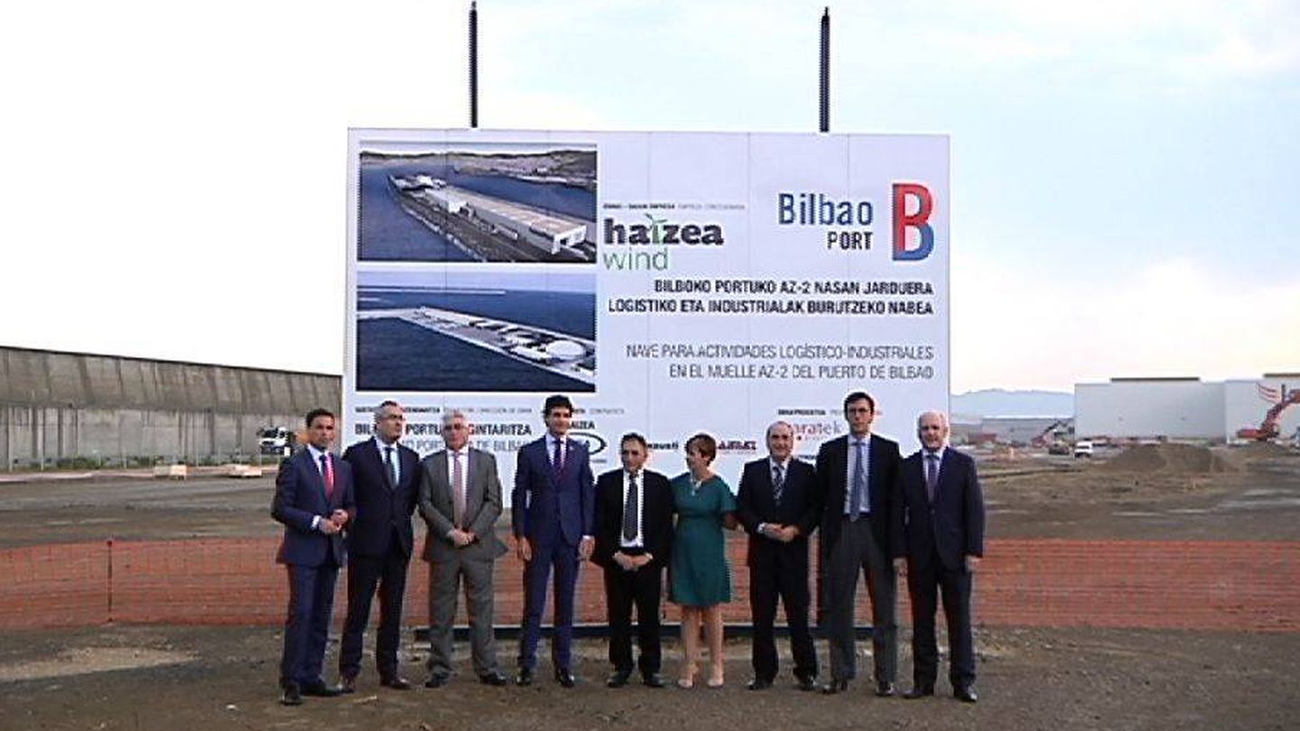Responsables de Haizea Wind y del Puerto de Bilbao y representantes políticos e institucionales posan en la colocación de la primera piedra de la planta. (E.C.)