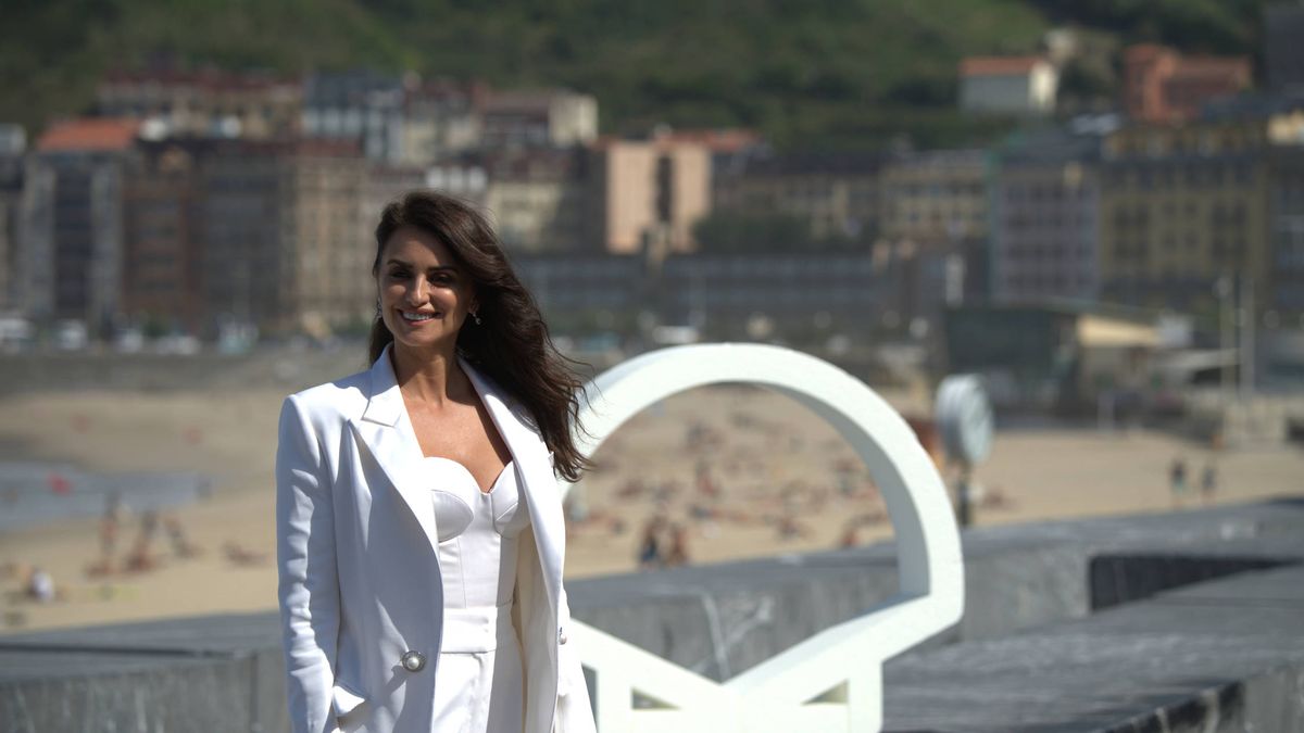 Penélope Cruz, resplandeciente y de blanco, una reincidente de Chanel en San Sebastián