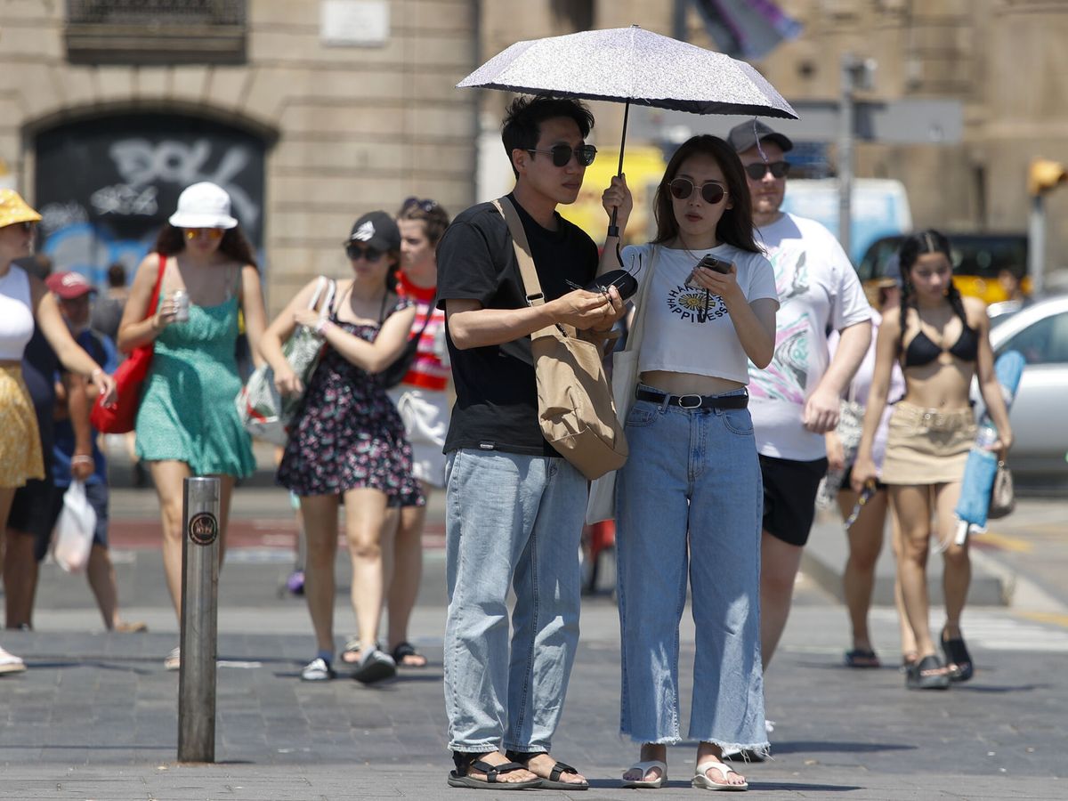 Foto: Unos turistas pasean por el centro de Barcelona. (EFE/Marta Pérez)