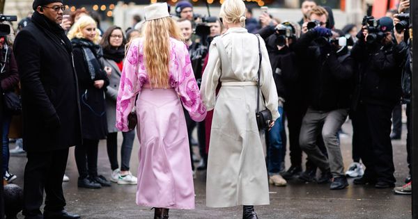 Foto: Dos influencers posando en los alrededores de la Fashion Week. (Getty)