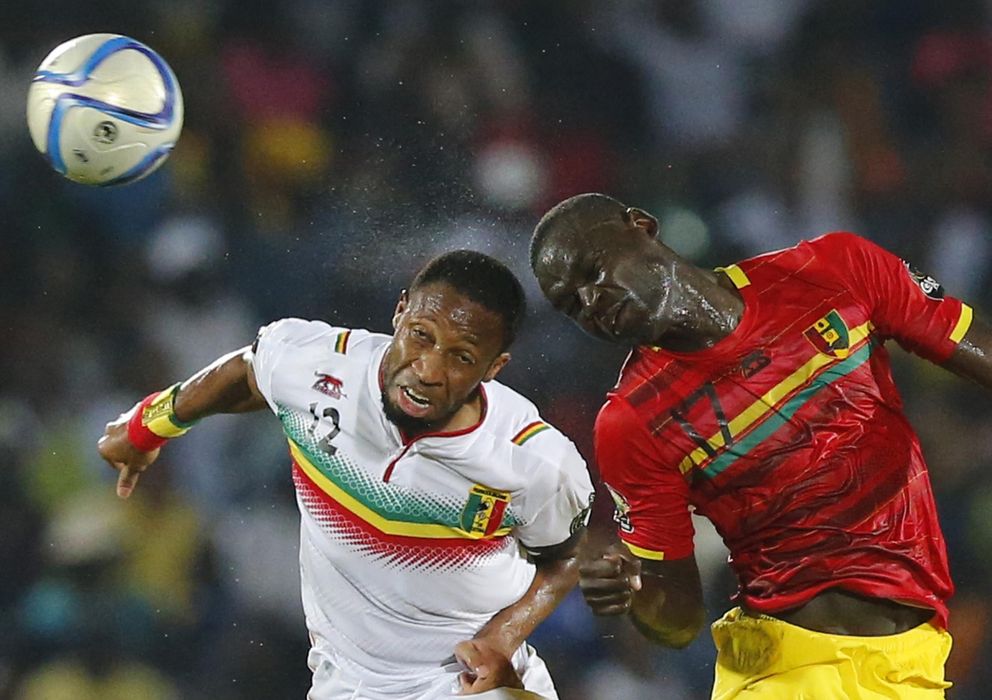 Foto: Seydou Keita y Boubacar Fofana pelean por un balón en el partido (Reuters).