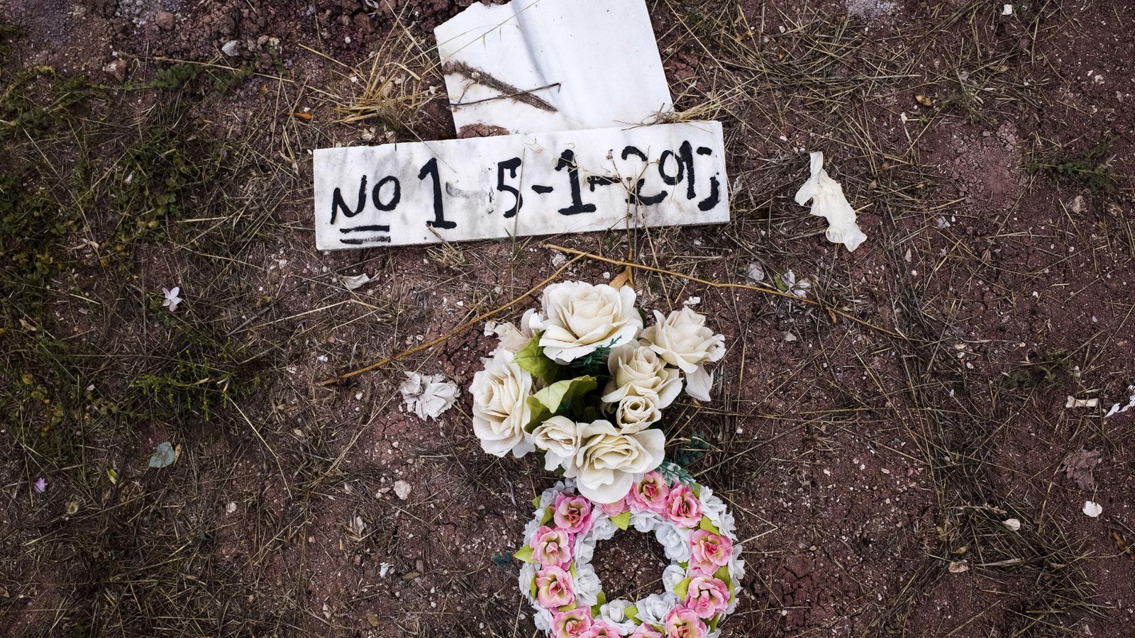 Foto: Flores en la tumba de un inmigrante en el cementerio de Lesbos. (Reuters)
