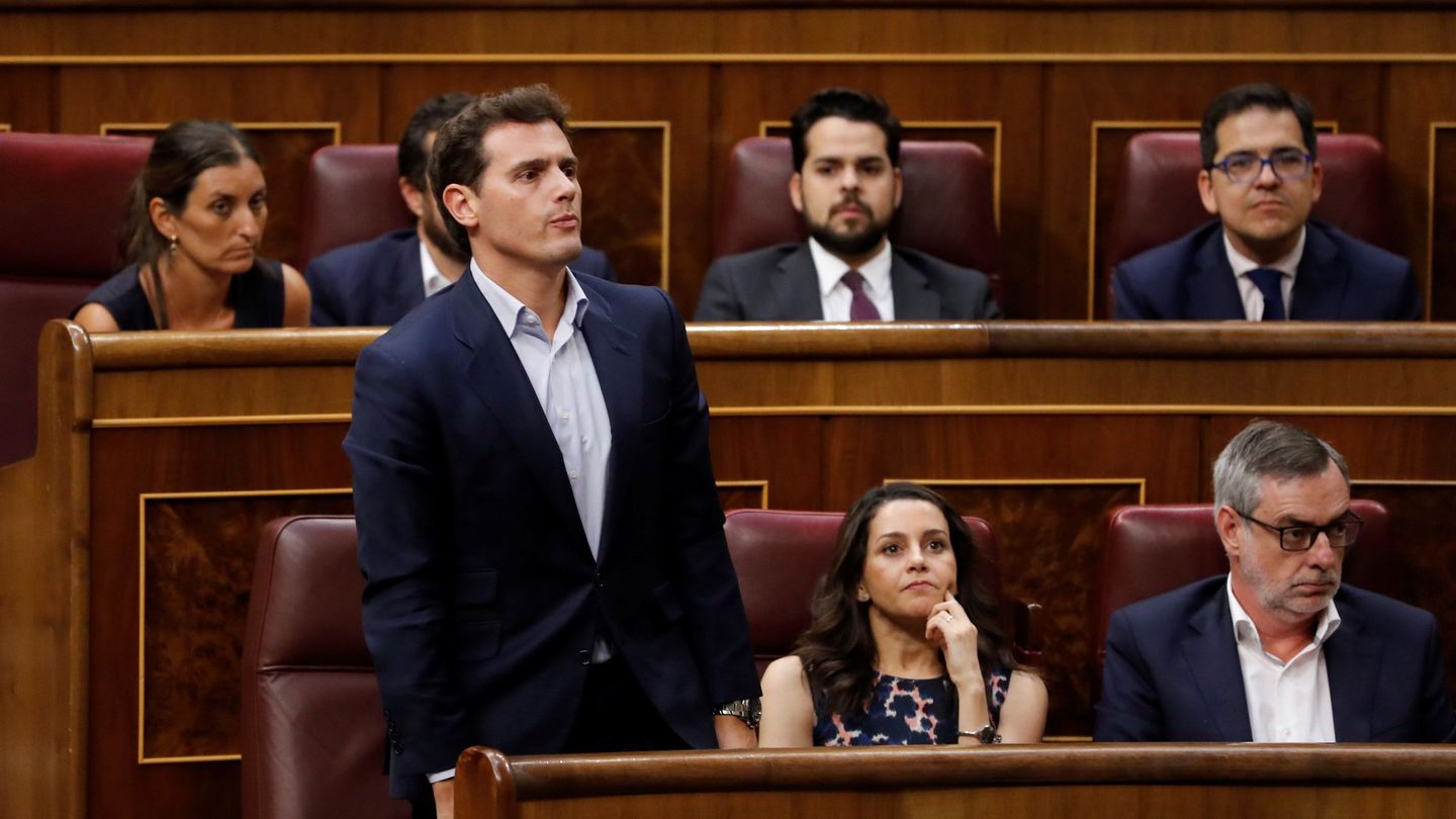 Albert Rivera, de pie, en la votación de investidura de Pedro Sánchez. (EFE)