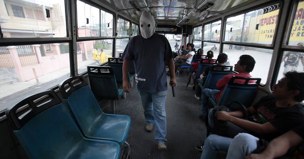 Foto: Un miembro de un grupo de autodefensa vecinal en un autobús, en las afueras de Ciudad de Guatemala. (Reuters)