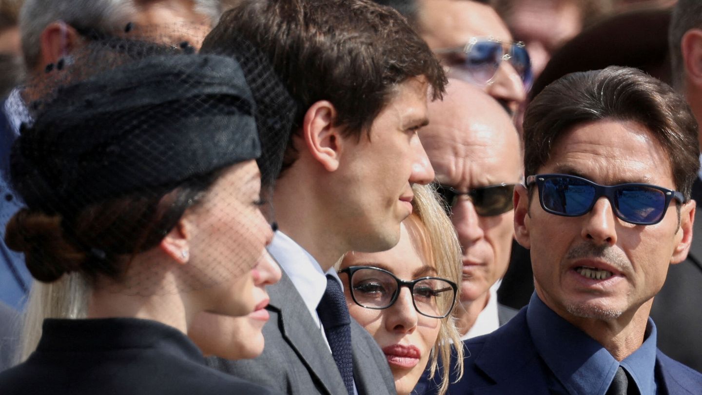 Los cinco hijos de Berlusconi el día de su funeral. (Reuters)