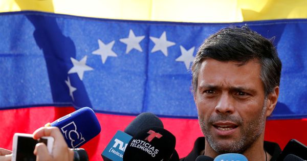 Foto: Leopoldo López compareciendo ante los medios. (Reuters)