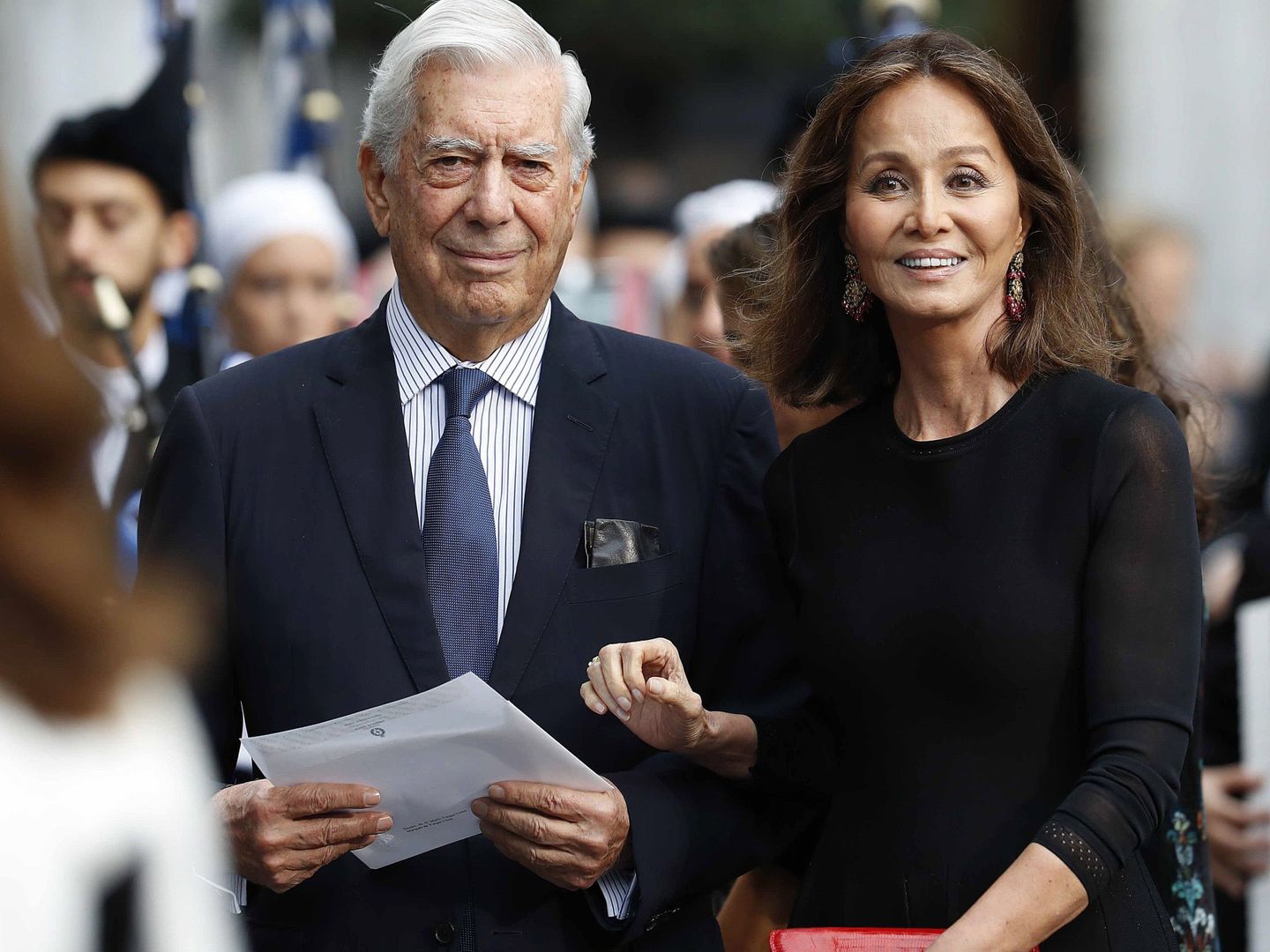 El escritor peruano Mario Vargas Llosa e Isabel Preysler, a su llegada a la ceremonia de entrega de los Premios Princesa de Asturias este año. (EFE.