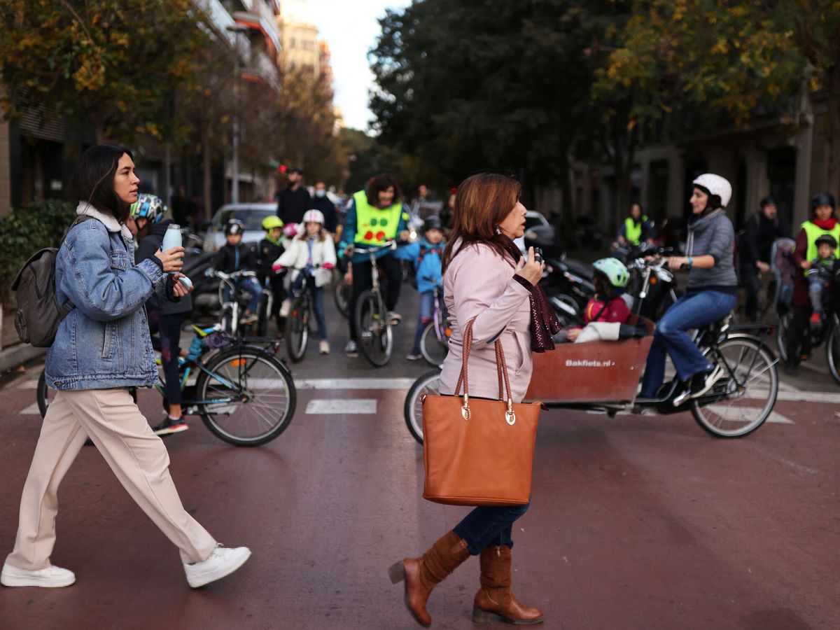 Foto: Peatones cruzan una calle en Barcelona. (Reuters/Nacho Doce)