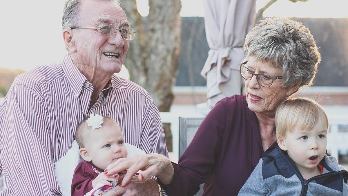 Los abuelos que cuidan a sus nietos viven más tiempo, según la ciencia