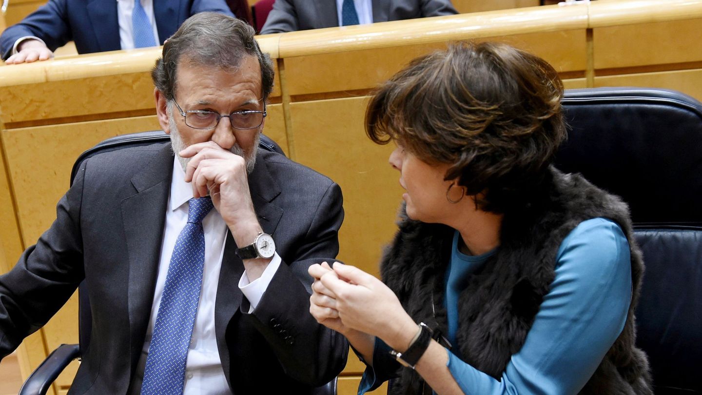 Mariano Rajoy y Soraya Sáenz de Santamaría, en el Senado. (EFE)