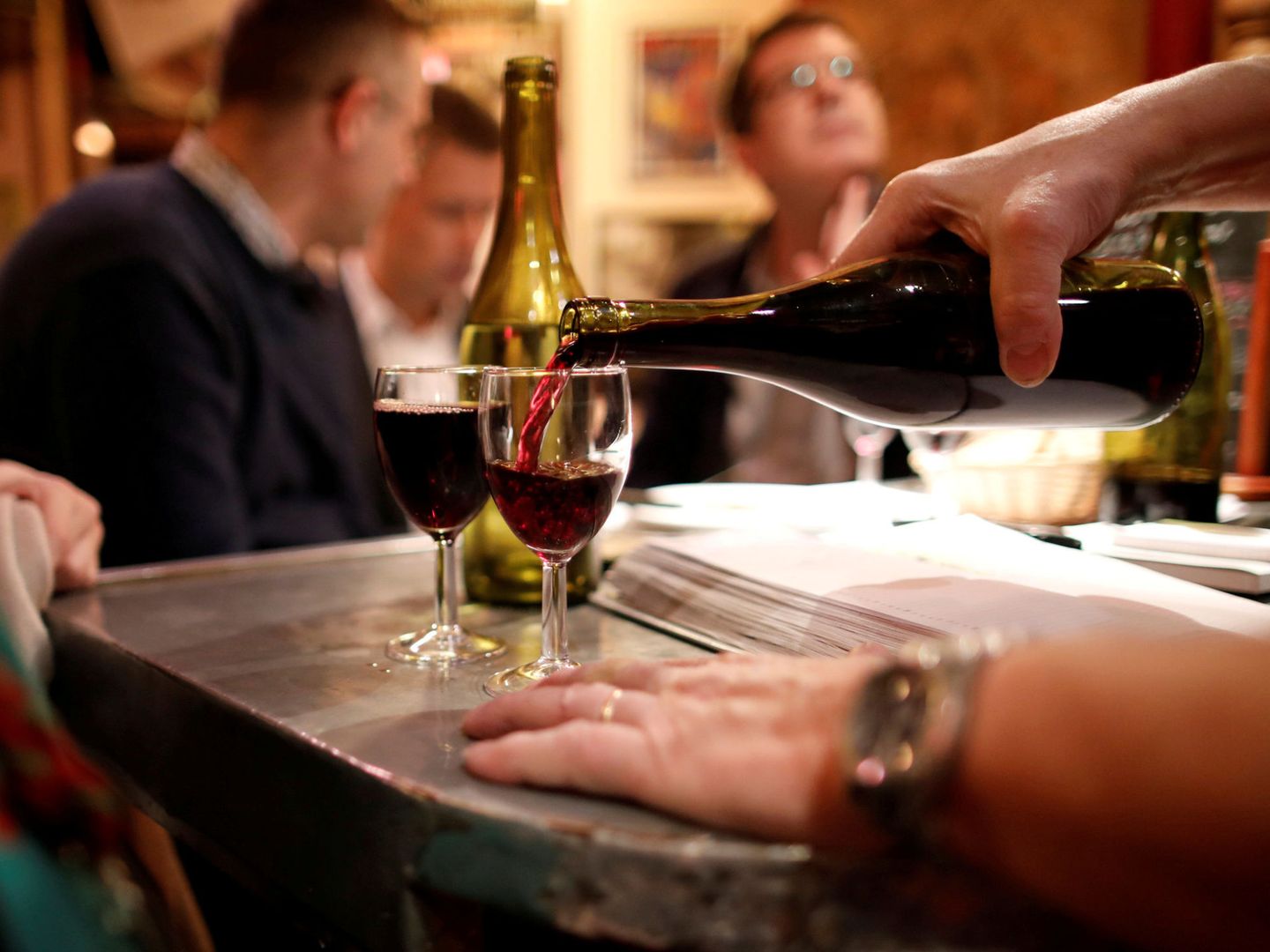 Un camarero sirve un vaso de vino en un restaurante de París. (Reuters)