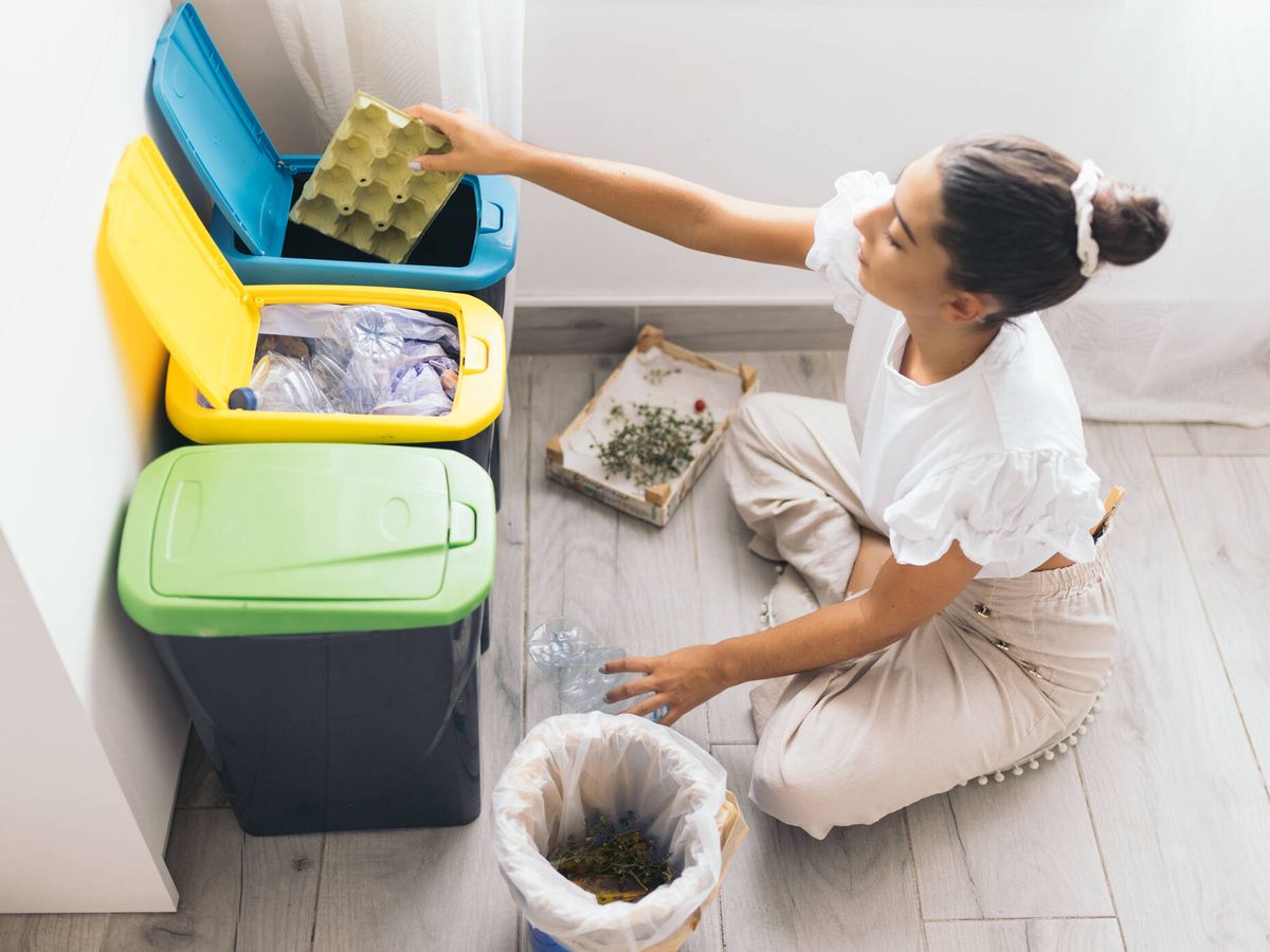 Foto: Cubos de basura prácticos para reciclar en casa (iStock)