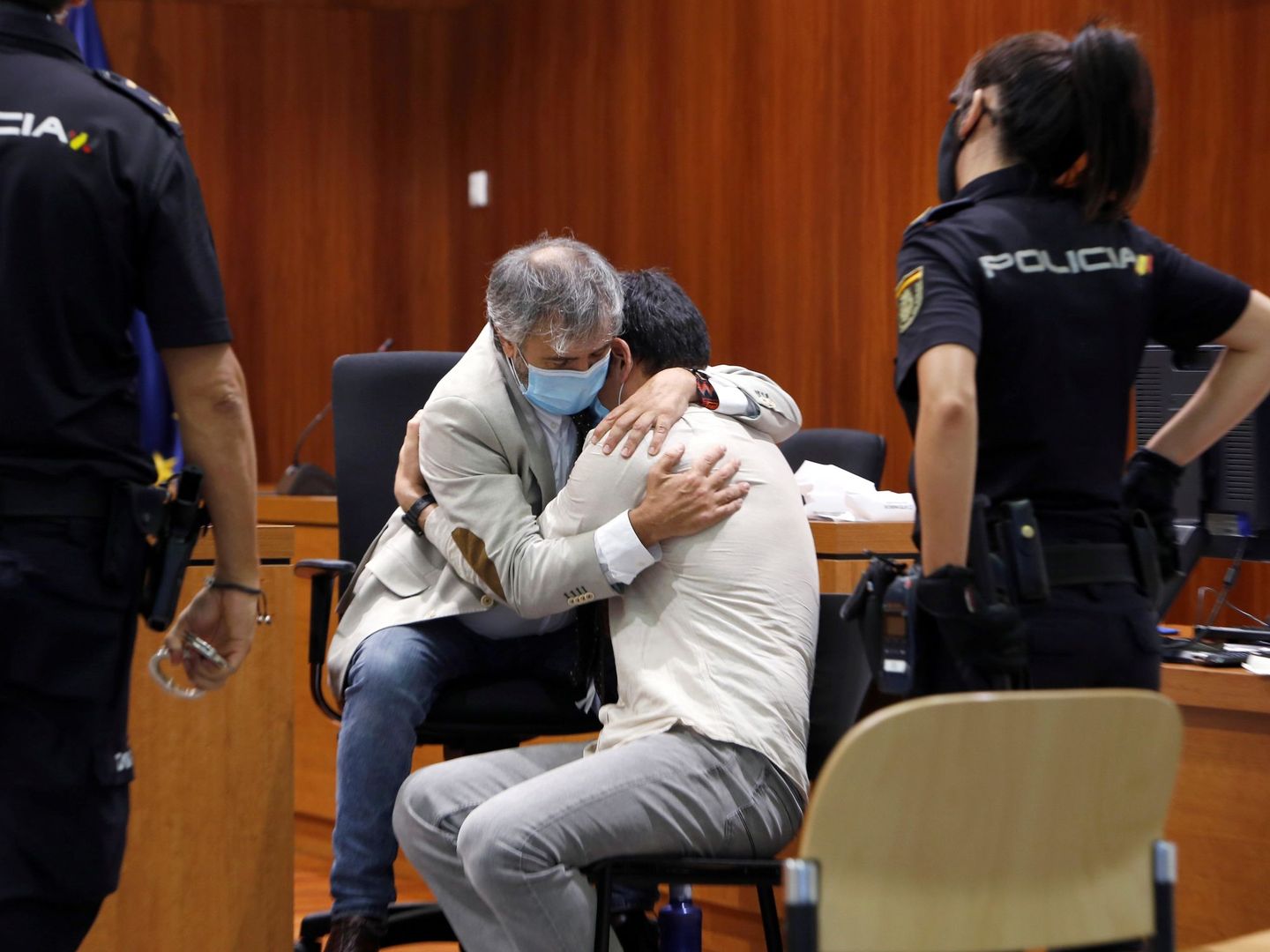 El acusado Rodrigo Lanza abraza a su abogado, Endika Zulueta, tras escuchar el veredicto del jurado, el pasado día 17. (EFE)
