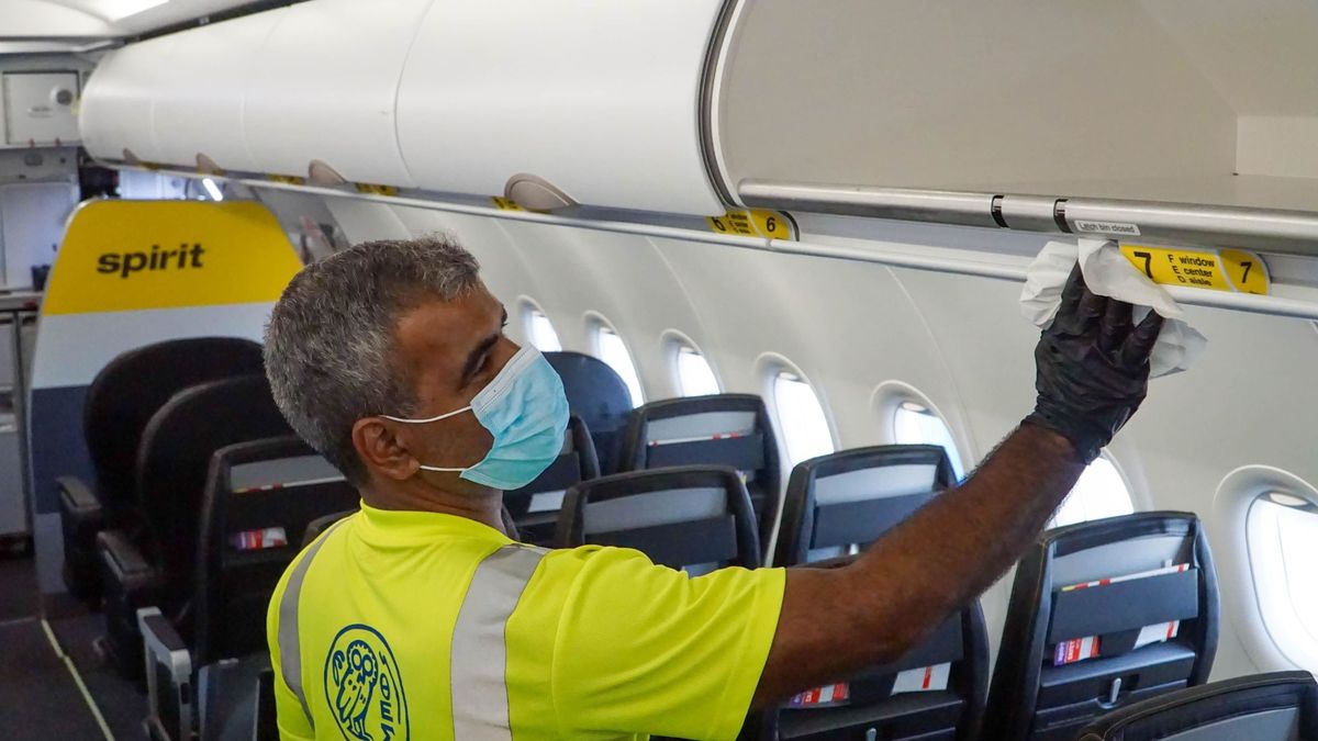 Descubre el lugar más sucio dentro de un avión (y no es el baño)