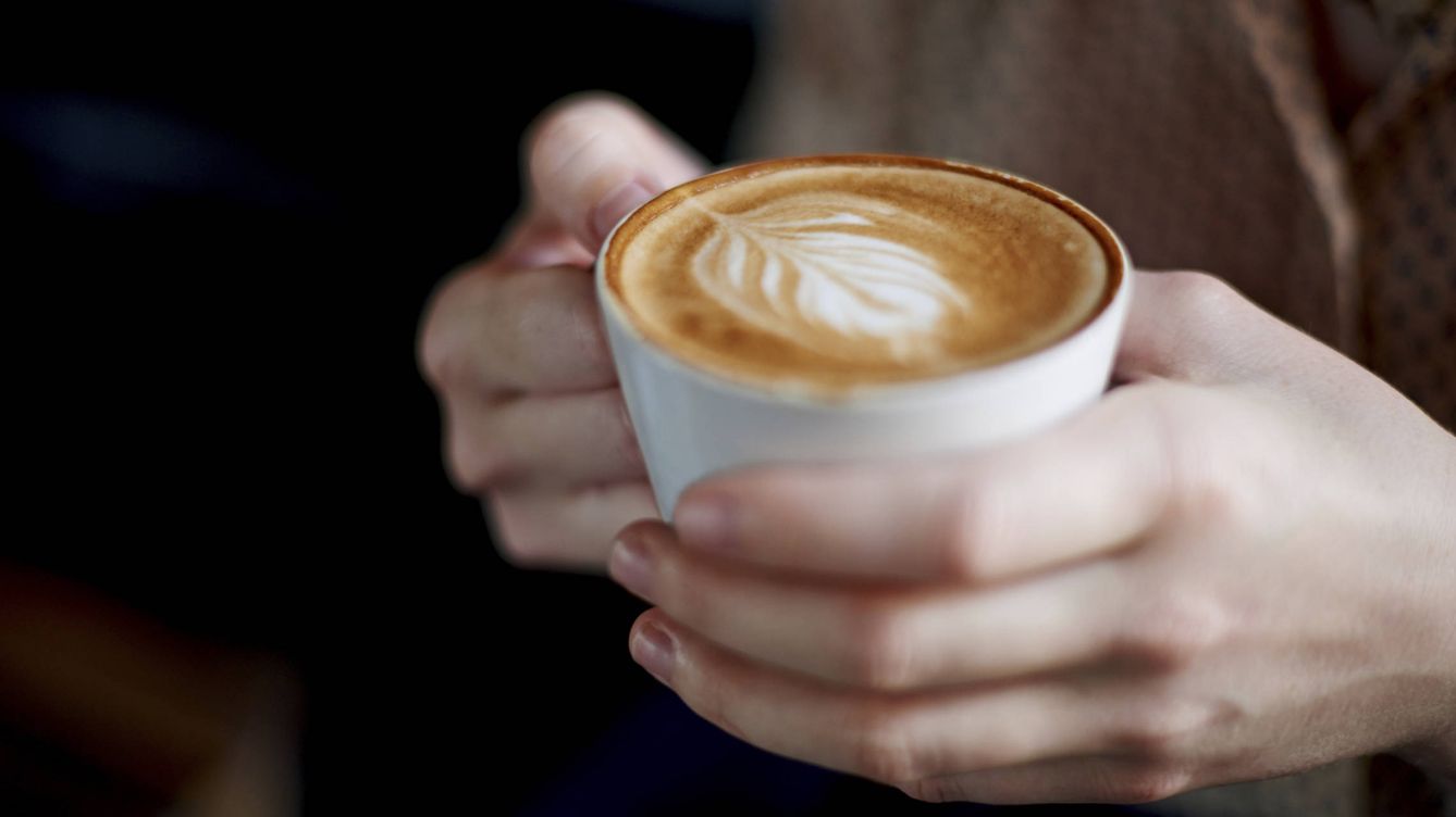 Foto: Coger una taza de café nunca ha sido tan complicado. (iStock)