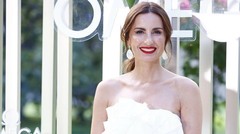El original look de novia de Mónica de Tomás para su boda civil en Madrid: un dos piezas con pantalón y cola