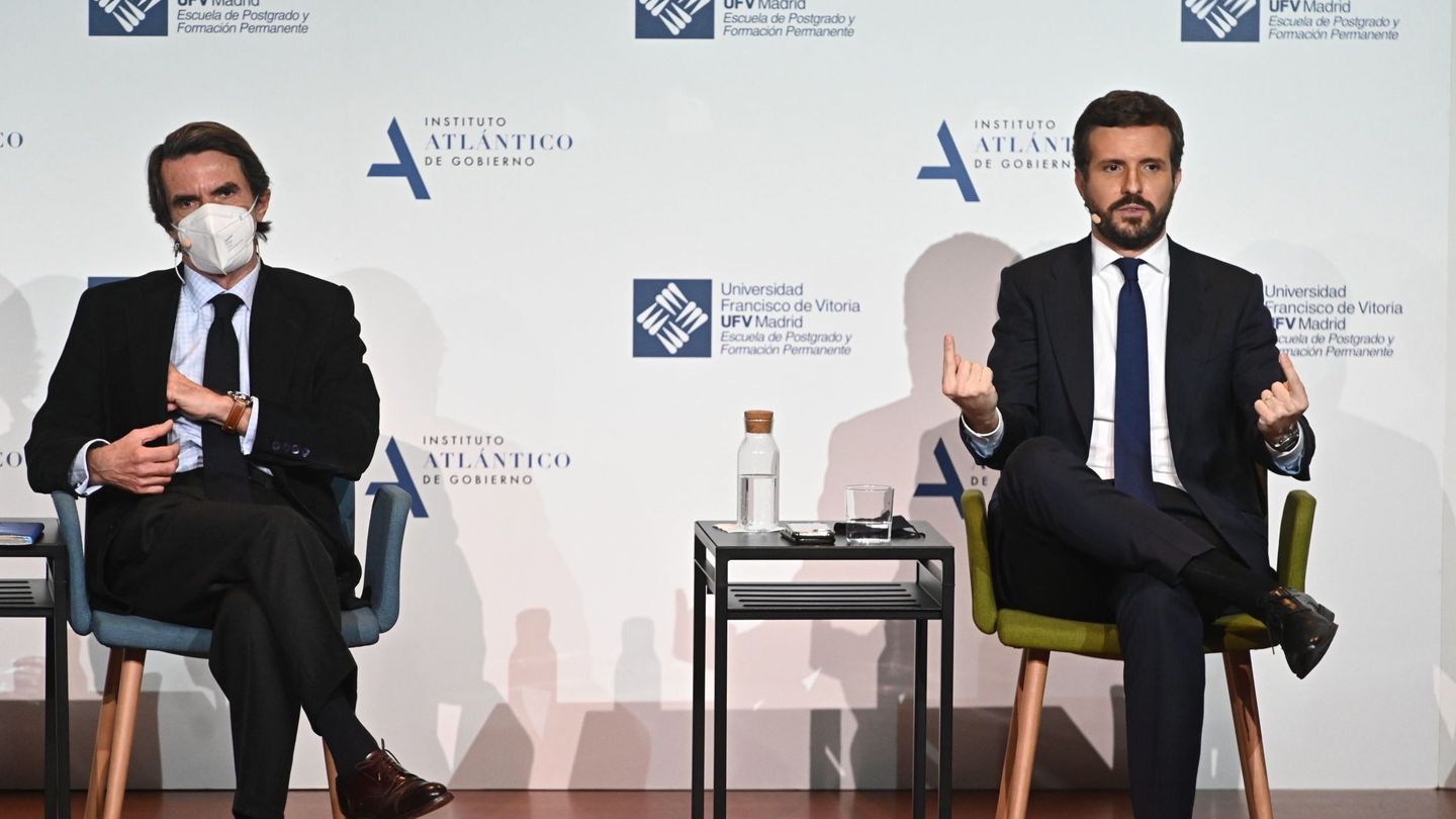 El expresidente del Gobierno José María Aznar (i) y el presidente del PP, Pablo Casado. (EFE)