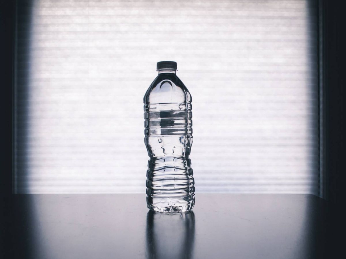 Foto: Inocente botella a primera vista, pero no medioambientalmente. Unsplash
