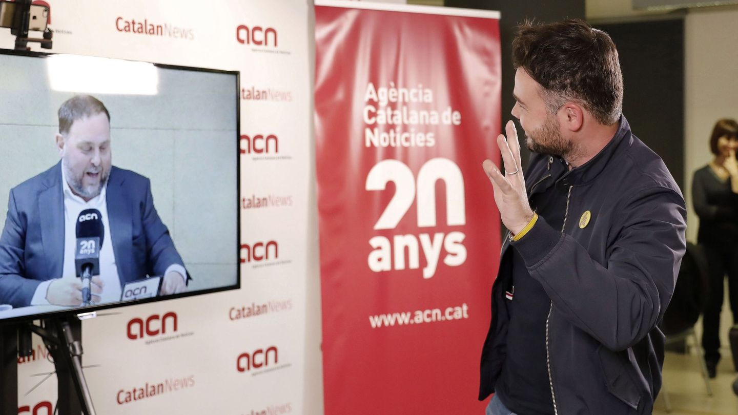 El cabeza de lista de ERC al Congreso, Oriol Junqueras (i), es saludado por su compañero y número dos del partido al Congreso, Gabriel Rufián (d). (EFE)