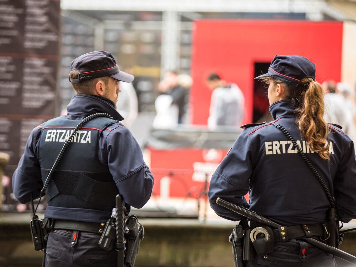 Foto: Una patrulla de la Ertzaintza. (EFE)