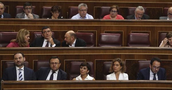 Foto: La bancada socialista, dirigida por el valenciano José Luis Ábalos, durante el debate de la moción de censura, este 13 de junio. (EFE)