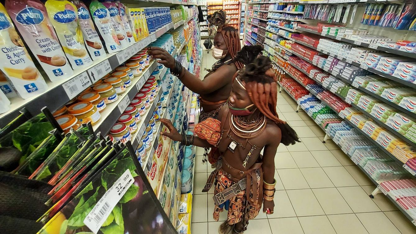 Foto:  Himbas en el supermercado de Opuwo con mascarillas. (J. Brandoli)