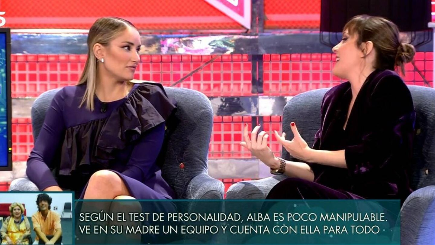 Alba Carrillo y la psicóloga Aránzazu Junquera en el 'Deluxe'. (Mediaset)