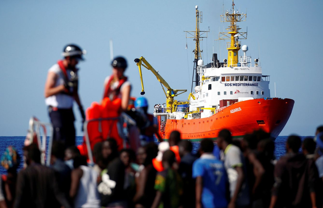 Migrantes rescatados por la ONG SOS Mediterranée esperando para embarcar en el Aquarius. (Reuters)