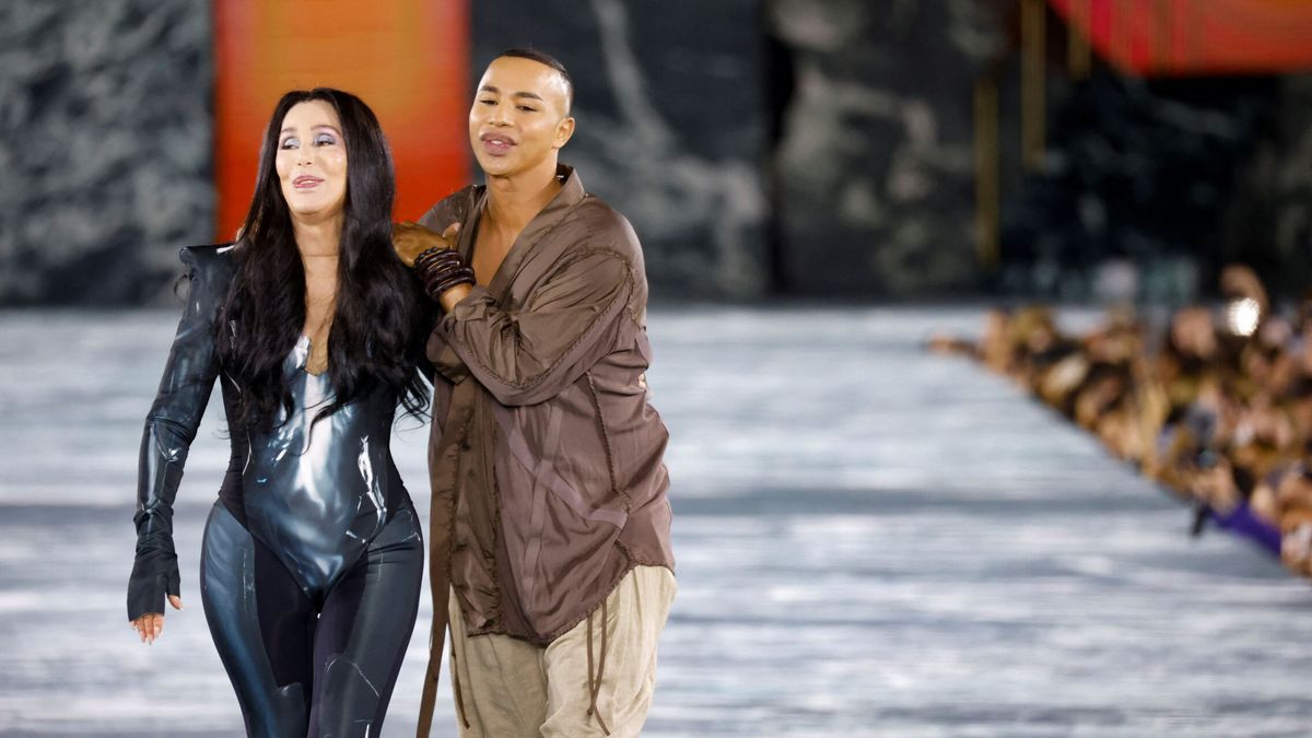 Cher, la estrella protagonista del último desfile de Balmain en la Paris Fashion Week