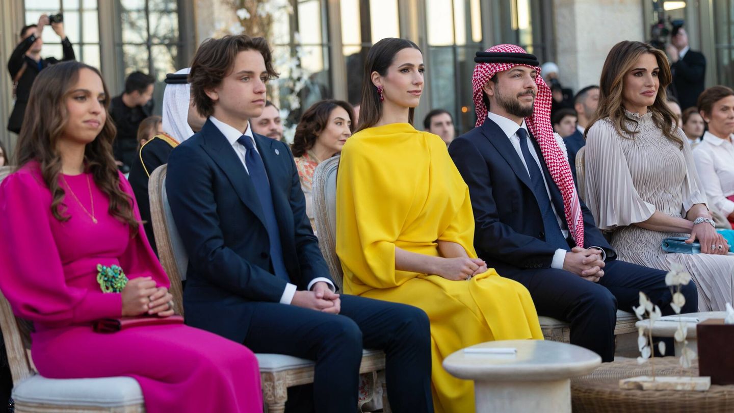 La reina Rania, junto a su futura nuera, su hijo Hussein y Hashem y su hija Salma. (Corte hachemita)