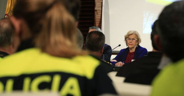 Foto: Manuela Carmena, alcaldesa de Madrid en funciones, en un acto de la Policía Municipal. (EFE)