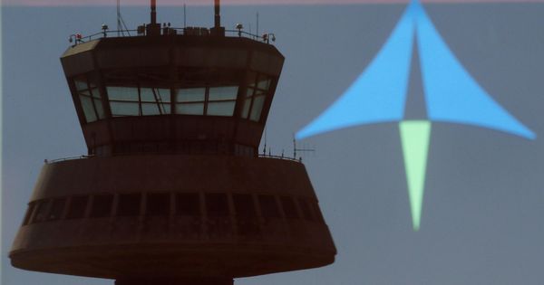 Foto: Una torre de control de un aeropuerto junto al logo de AENA reflejado. (Reuters)