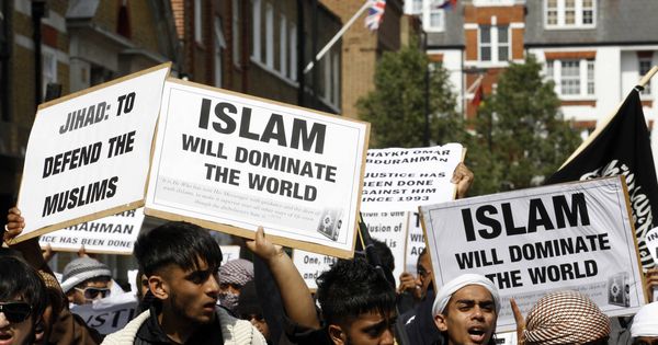 Foto: Musulmanes radicales londinenses durante una marcha hacia la embajada de EEUU en Londres. (Reuters) 