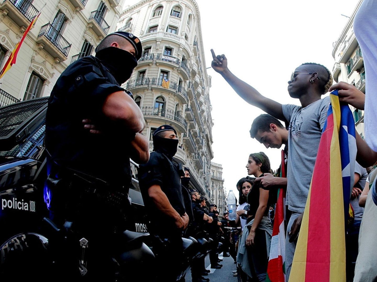 Agentes de Mossos d'Esquadra protegen la Jefatura Superior de Policía de Barcelona. (EFE)
